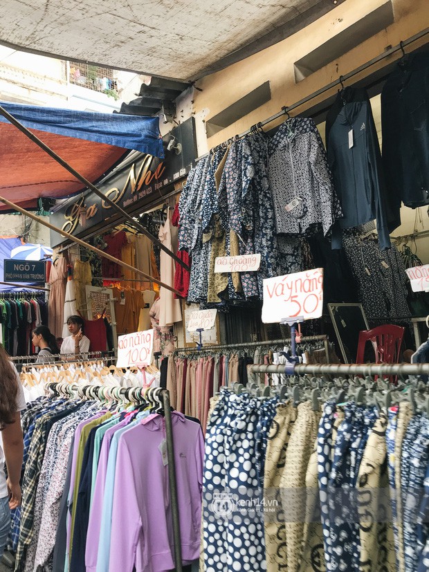 Khám phá chợ Nhà Xanh nổi tiếng nhất nhì giới sinh viên Hà Nội: Đi 5 bước 15 tiếng chửi, xem đồ mà không mua coi chừng ăn đánh nghe chưa! - Ảnh 1.