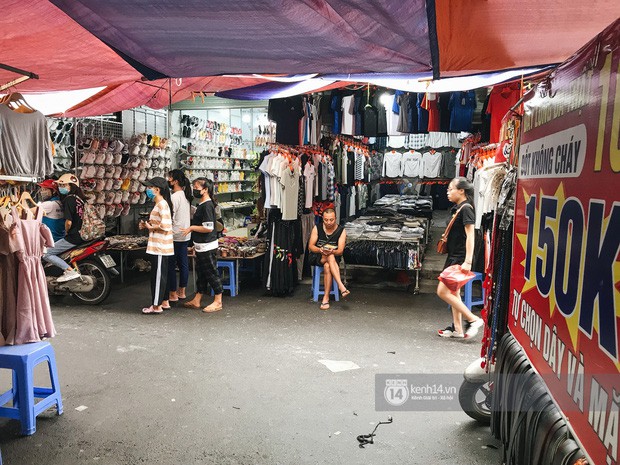 Khám phá chợ Nhà Xanh nổi tiếng nhất nhì giới sinh viên Hà Nội: Đi 5 bước 15 tiếng chửi, xem đồ mà không mua coi chừng ăn đánh nghe chưa! - Ảnh 3.