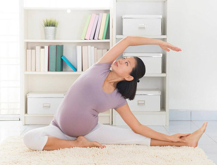 Tập luyện nhẹ nhàng, thường xuyên giúp các mẹ bầu kiểm soát được cân nặng của mình, hạn chế rạn da