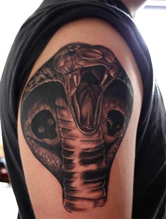 tattoo hình rắn hổ mang ở cánh tay