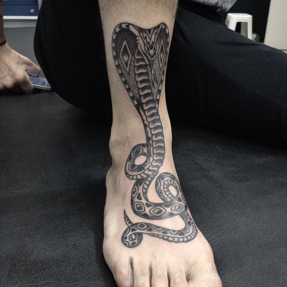 tattoo hình rắn ở bàn chân