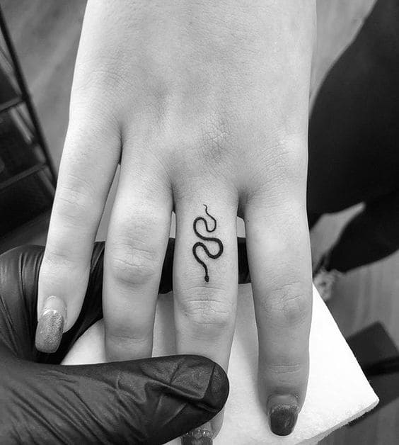 tattoo rắn mini ở ngón tay