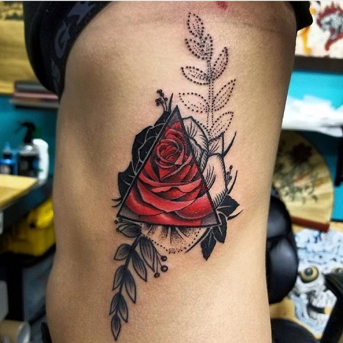 tattoo tam giác hoa hồng