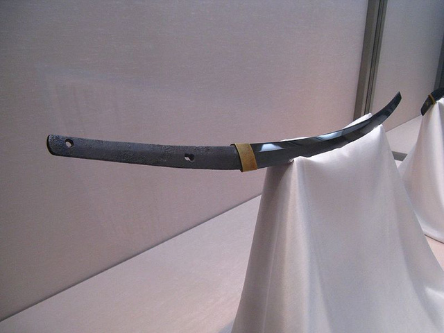 Thanh Tomonari có từ thời kì Heian (thế kỉ 11) và hiện đang được trưng bày tại Bảo tàng Quốc gia Tokyo (Nhật Bản). Kiếm dài 80,3 cm với độ cong 2,4 cm. 