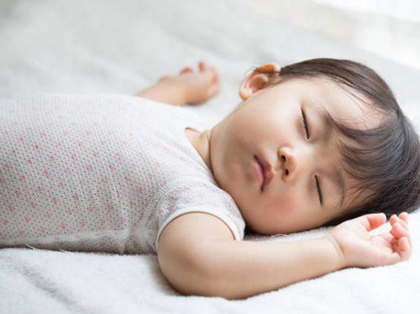 Trẻ ngủ không sâu giấc: Nguyên nhân và cách xử lý nhanh cho bé - 1