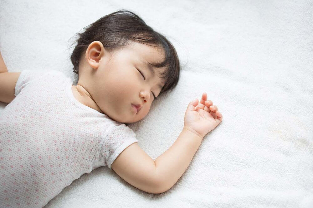 Làm gì khi trẻ ra nhiều mồ hôi ở đầu và lưng khi ngủ?
