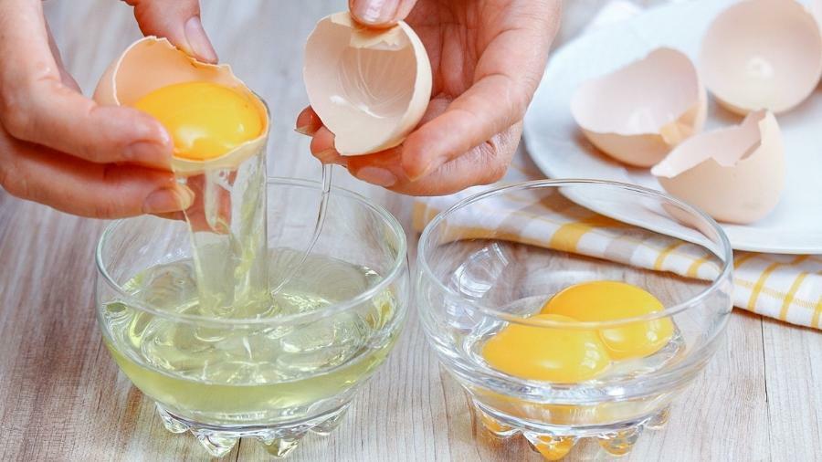 sử dụng lòng trắng trứng để tẩy da chết và triệt lông chân hiệu quả tại nhà 