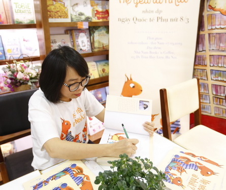 Nhà thơ Huỳnh Mai Liên ký tặng bạn đọc tại Lễ ra mắt truyện tranh Mẹ yêu ai nhất.