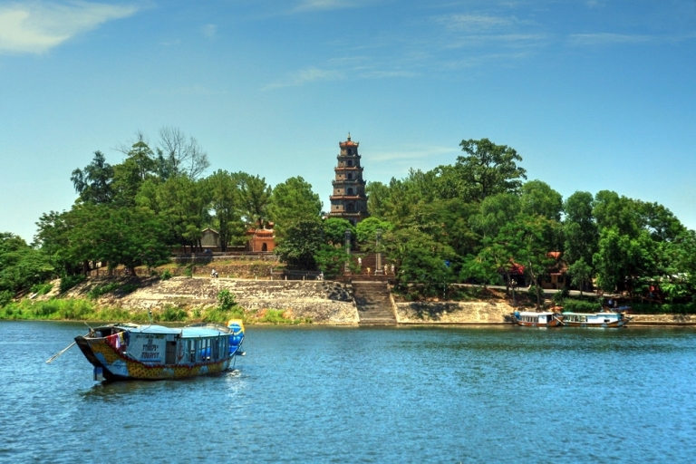 Chùa Thiên Mụ - ngôi chùa nổi tiếng nhất xứ Huế nằm bên bờ sông Hương êm đềm. Ảnh Internet